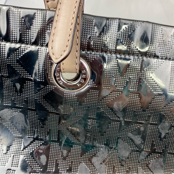 MICHAEL KORS COOPER METALLIC SIGNATURE TOTE BAG - Picture 9 of 11
